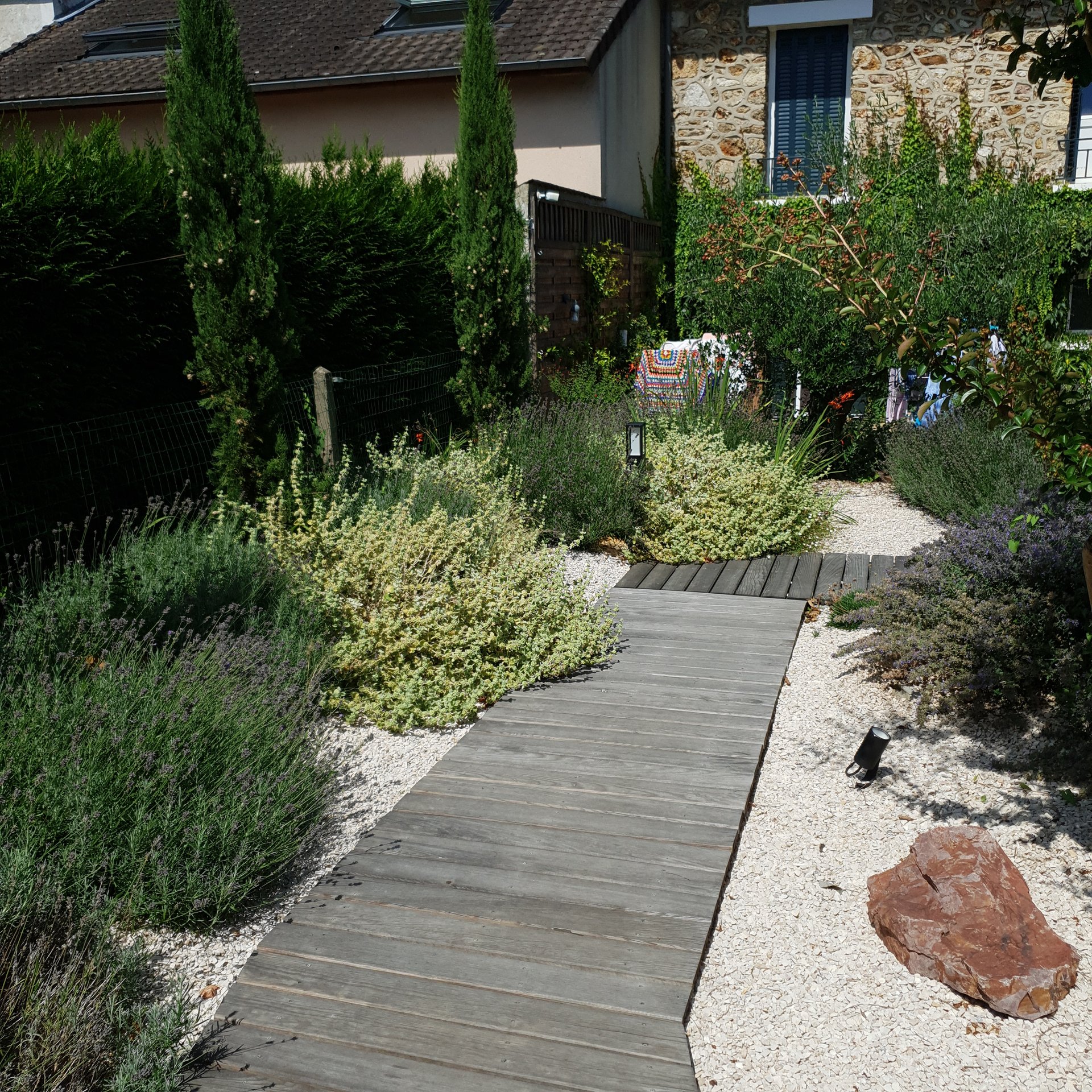 jardin-mediterraneen-cheminement-bois-gravillon-palaiseau Jardin méditerranéen avec cheminement en bois et gravillon à Palaiseau