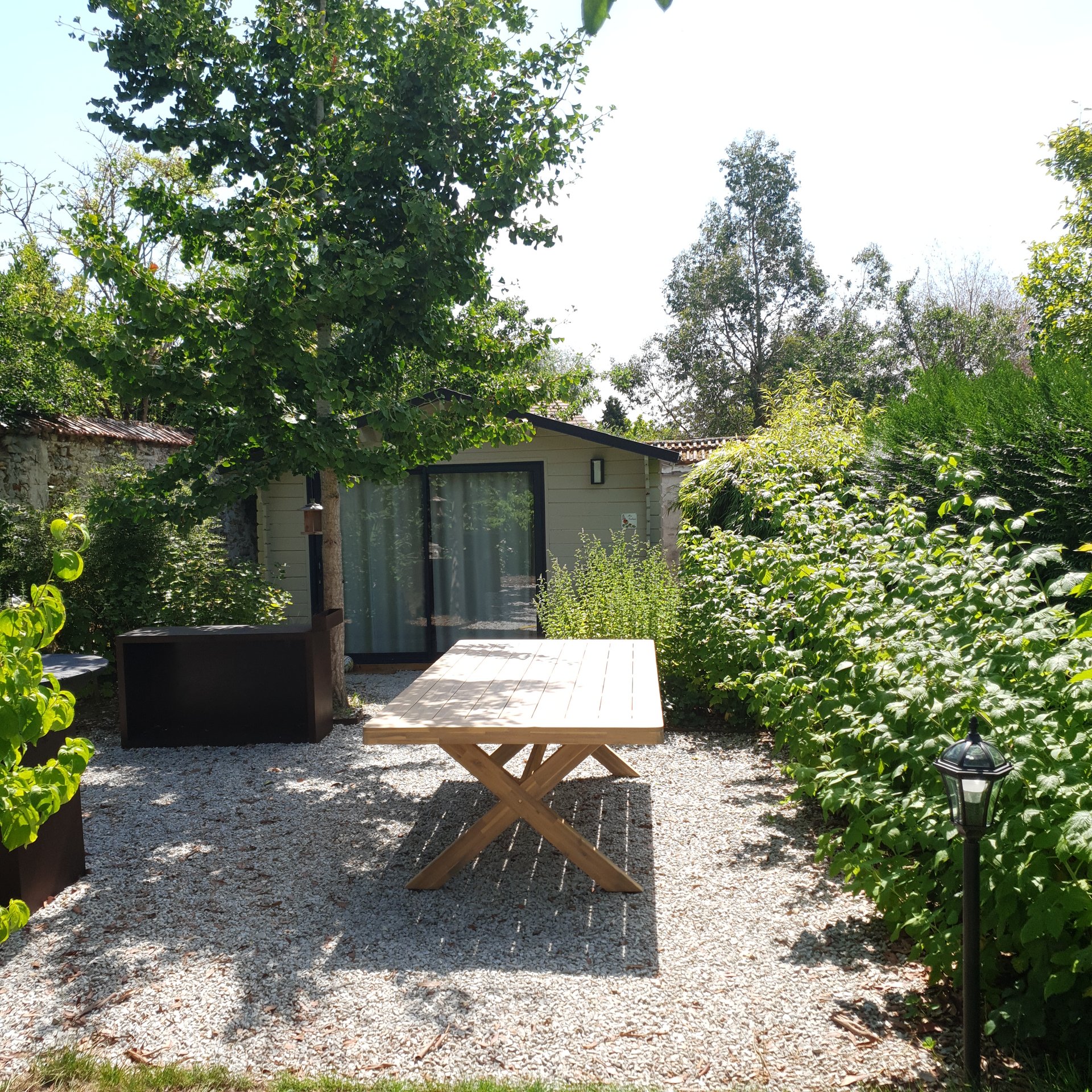 salon-jardin-cabanon-terrasse-gravillon-palaiseau Salon de jardin avec cabanon et terrasse en gravillon à Palaiseau