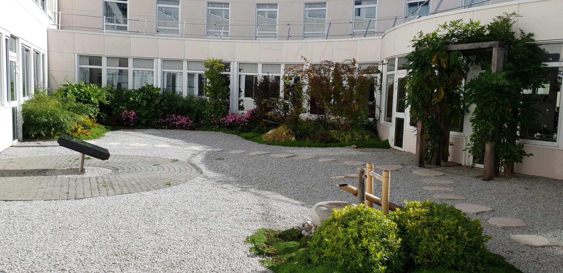 Jardin japonais Montigny-le-Bretonneux 3 ans après réalisation - vue panoramique fontaine bambou shishi-odoshi
